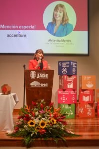 Líder de Sostenibilidad de Accenture Costa Rica, Alejandra Moreira, expone en la ceremonia de entrega de Sello Vivir la Integración 2023